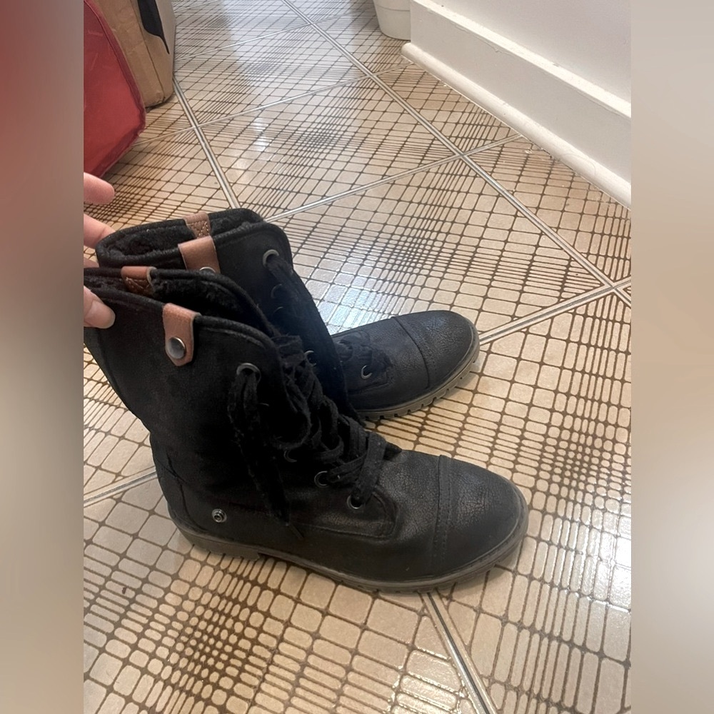 Roxy Black Lace-Up Snow Boots